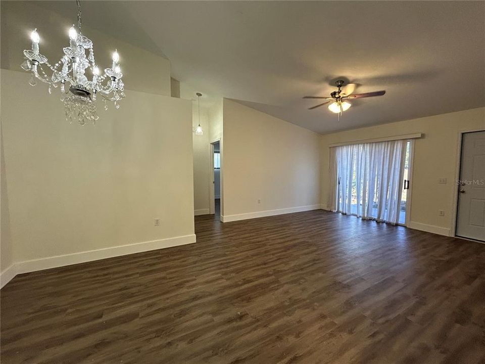 合同活跃: $1,450 (2 贝兹, 2 浴室, 1070 平方英尺)