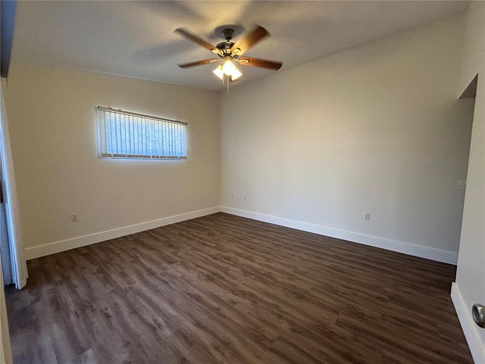 合同活跃: $1,450 (2 贝兹, 2 浴室, 1070 平方英尺)