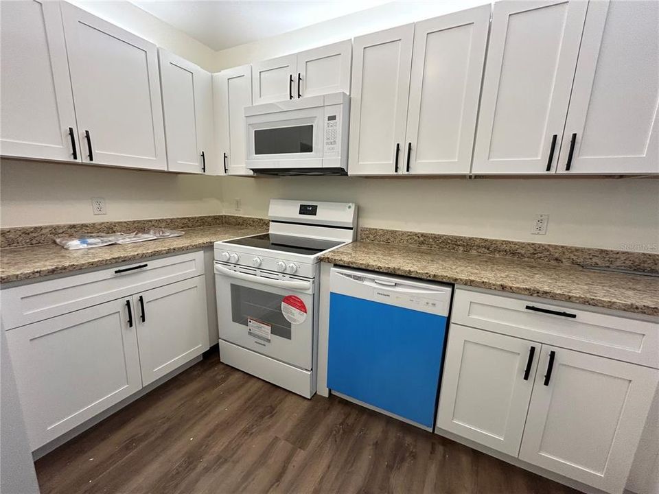 合同活跃: $1,450 (2 贝兹, 2 浴室, 1070 平方英尺)