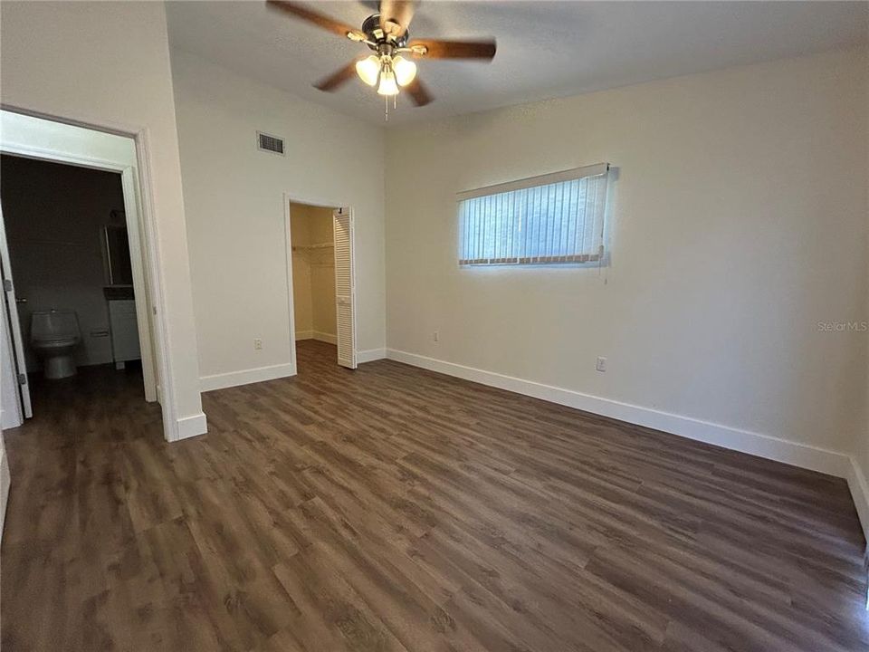 合同活跃: $1,450 (2 贝兹, 2 浴室, 1070 平方英尺)