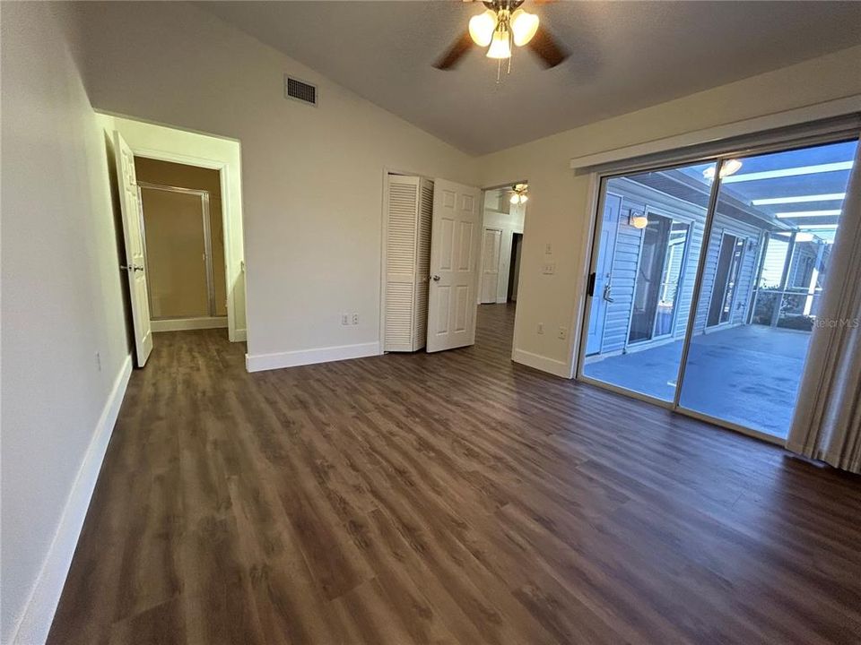 合同活跃: $1,450 (2 贝兹, 2 浴室, 1070 平方英尺)