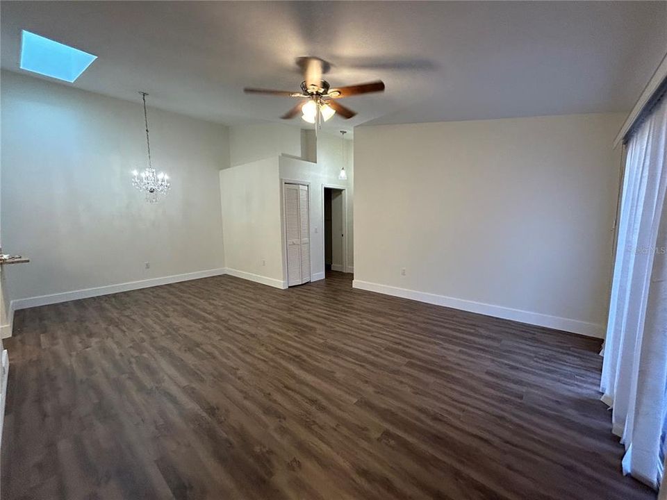 合同活跃: $1,450 (2 贝兹, 2 浴室, 1070 平方英尺)