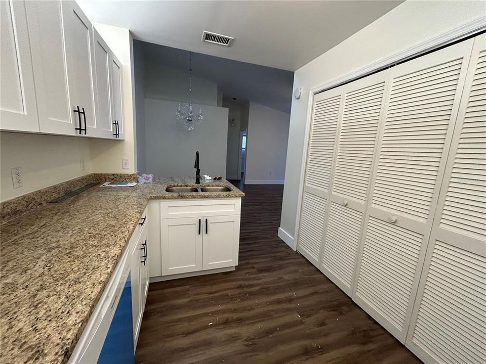 合同活跃: $1,450 (2 贝兹, 2 浴室, 1070 平方英尺)