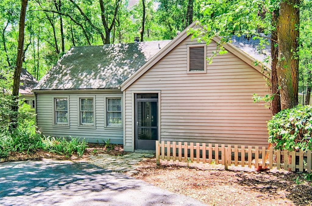 Active With Contract: $229,000 (2 beds, 1 baths, 986 Square Feet)