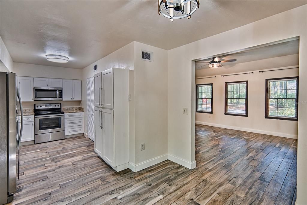 Active With Contract: $229,000 (2 beds, 1 baths, 986 Square Feet)