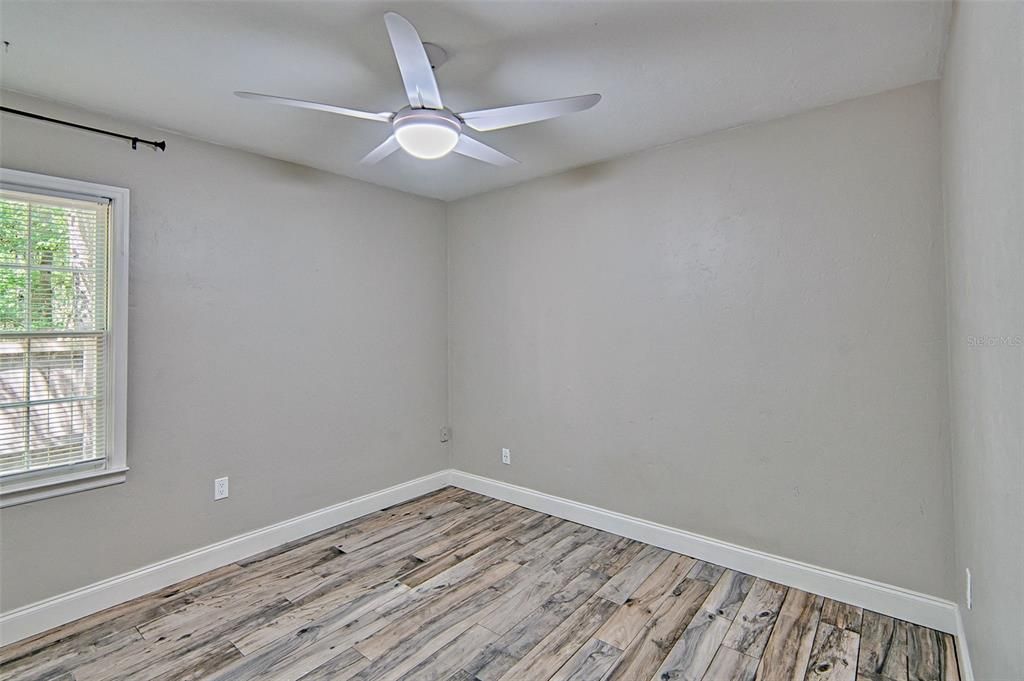 Active With Contract: $229,000 (2 beds, 1 baths, 986 Square Feet)