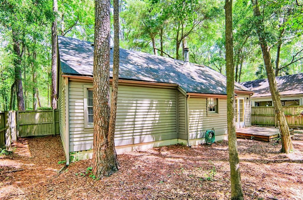 Active With Contract: $229,000 (2 beds, 1 baths, 986 Square Feet)