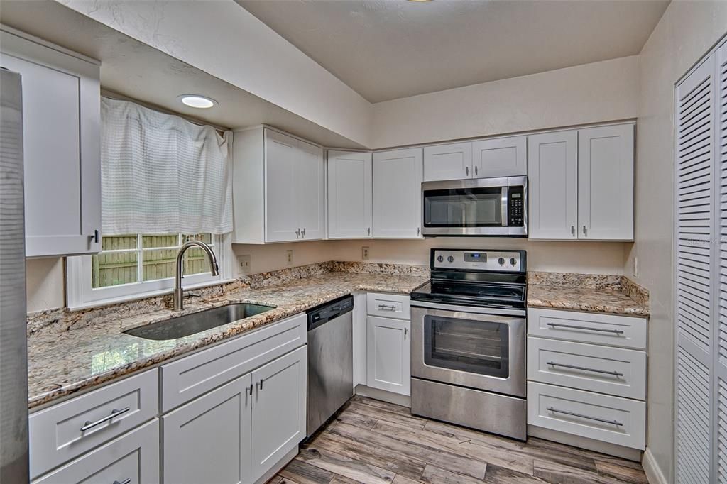 Active With Contract: $229,000 (2 beds, 1 baths, 986 Square Feet)