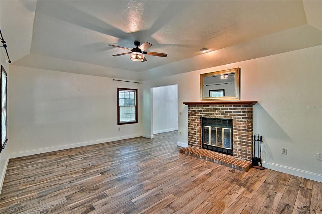 Active With Contract: $229,000 (2 beds, 1 baths, 986 Square Feet)