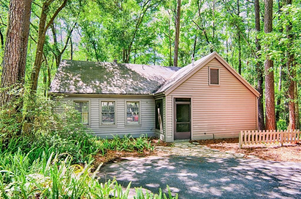 Active With Contract: $229,000 (2 beds, 1 baths, 986 Square Feet)