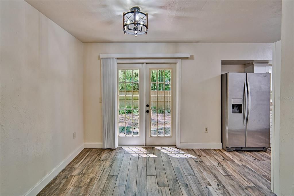 Active With Contract: $229,000 (2 beds, 1 baths, 986 Square Feet)