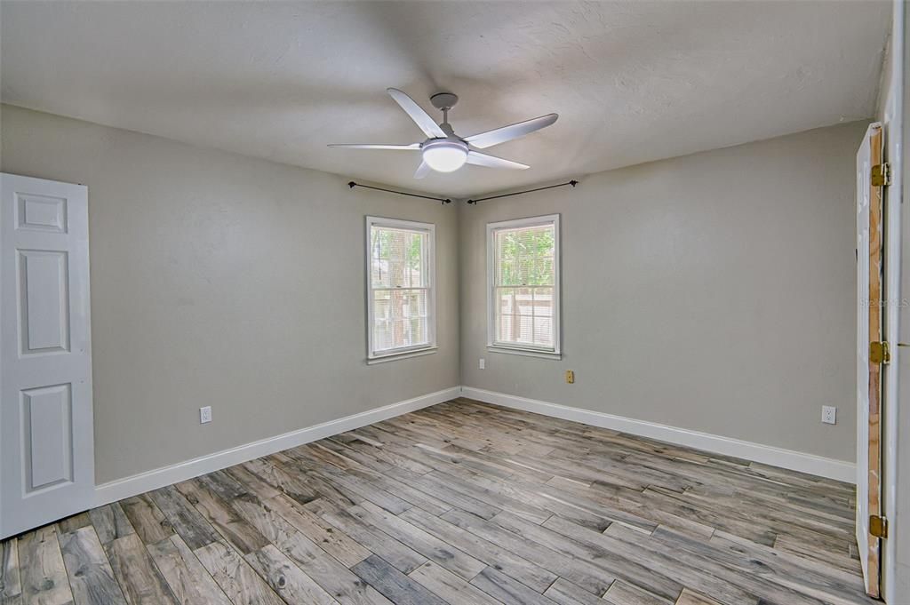 Active With Contract: $229,000 (2 beds, 1 baths, 986 Square Feet)