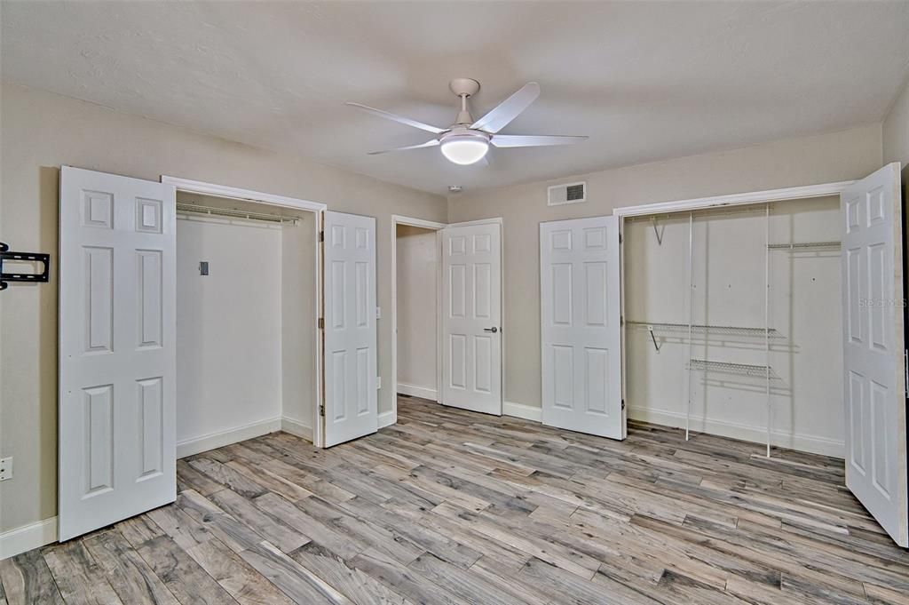 Active With Contract: $229,000 (2 beds, 1 baths, 986 Square Feet)