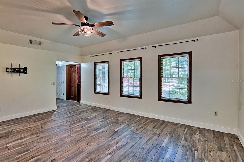 Active With Contract: $229,000 (2 beds, 1 baths, 986 Square Feet)