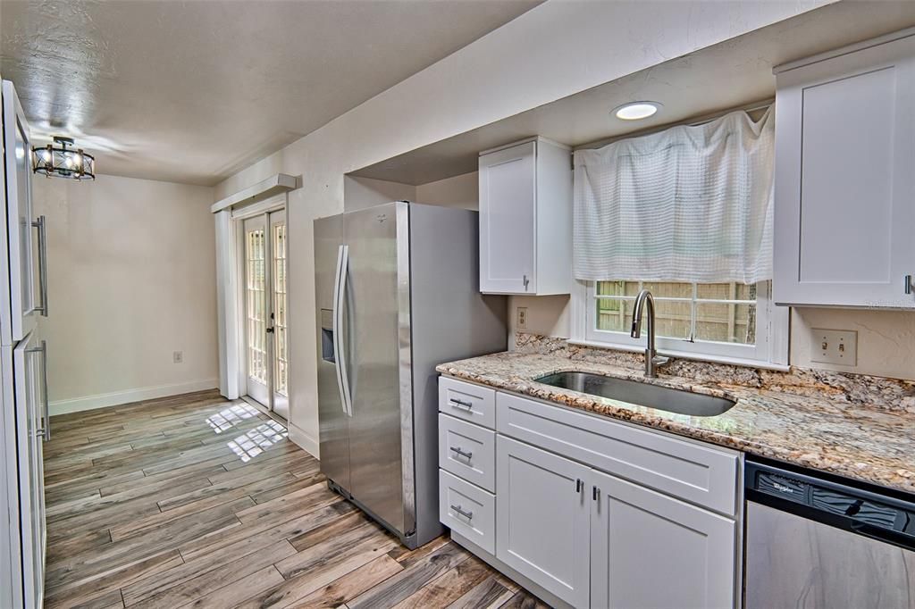 Active With Contract: $229,000 (2 beds, 1 baths, 986 Square Feet)