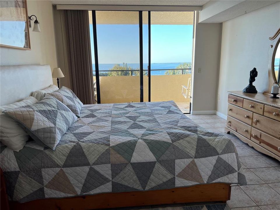 For Sale: $224,900 (1 beds, 1 baths, 733 Square Feet)