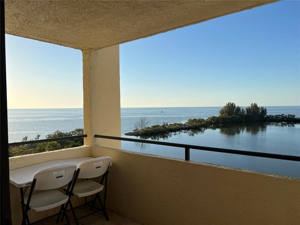 For Sale: $224,900 (1 beds, 1 baths, 733 Square Feet)