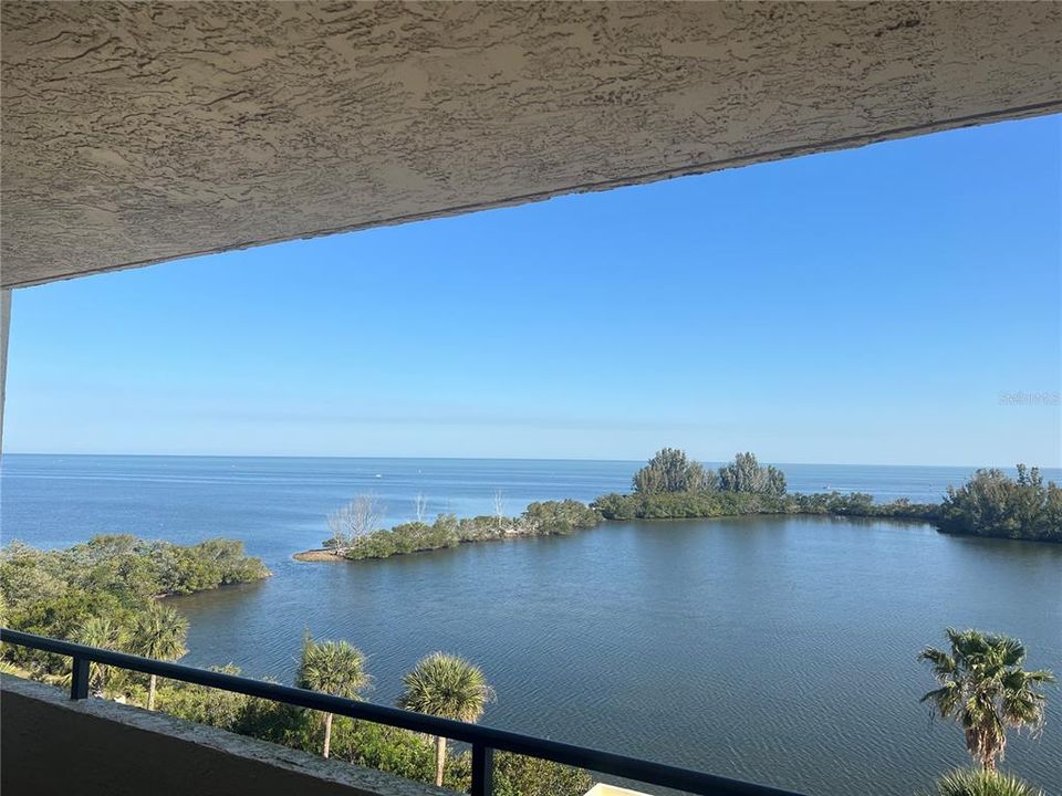 For Sale: $224,900 (1 beds, 1 baths, 733 Square Feet)