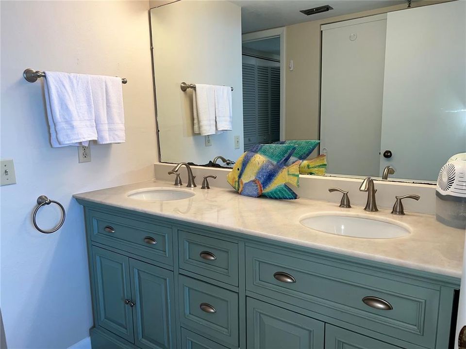 For Sale: $224,900 (1 beds, 1 baths, 733 Square Feet)