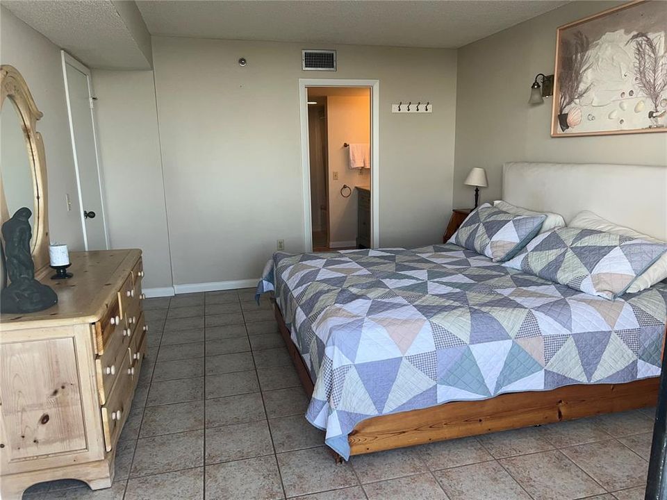 For Sale: $224,900 (1 beds, 1 baths, 733 Square Feet)