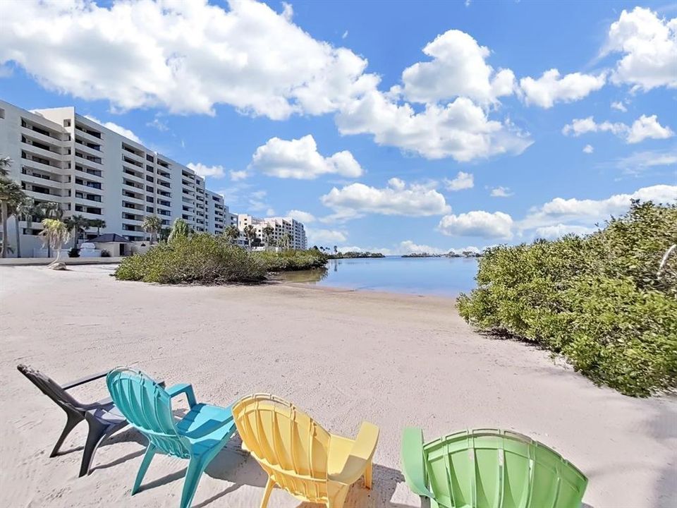 For Sale: $224,900 (1 beds, 1 baths, 733 Square Feet)