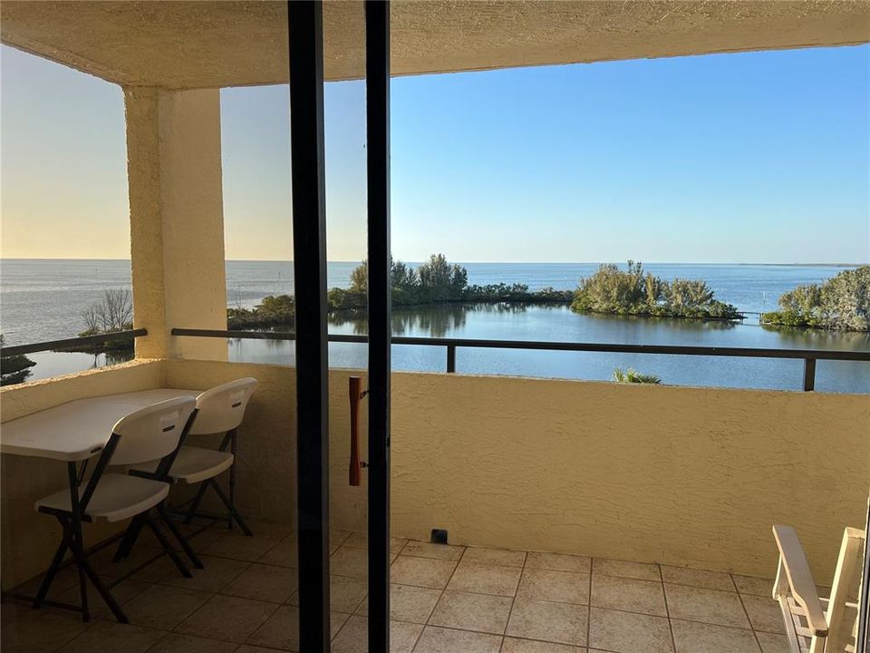 For Sale: $224,900 (1 beds, 1 baths, 733 Square Feet)