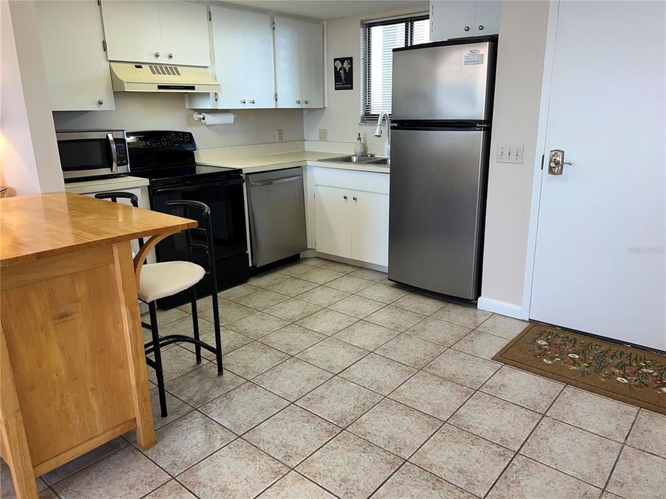 For Sale: $224,900 (1 beds, 1 baths, 733 Square Feet)