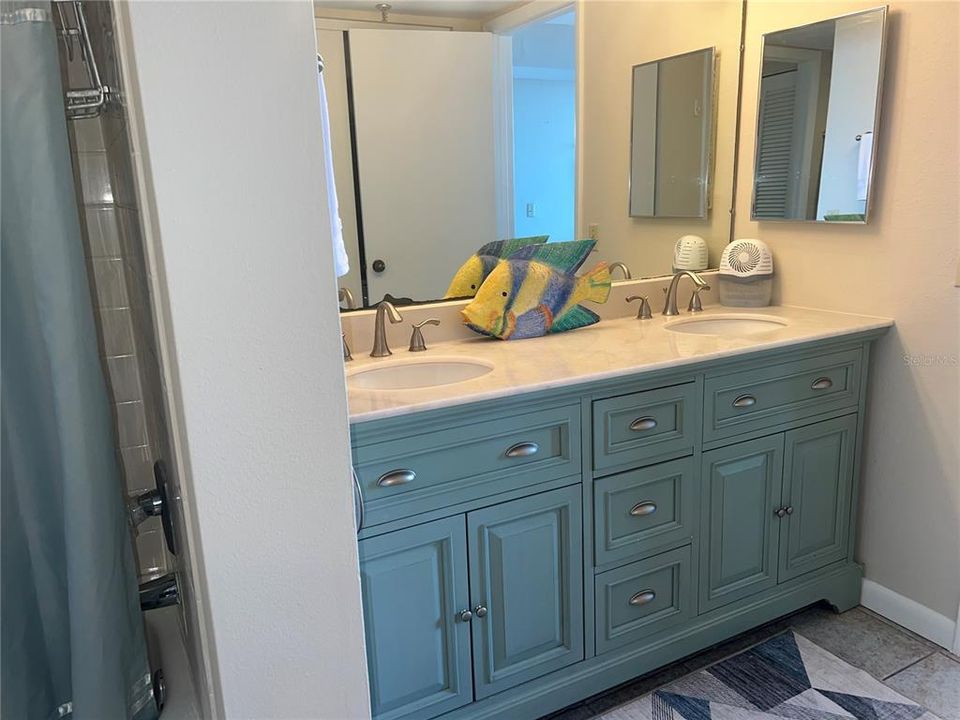 For Sale: $224,900 (1 beds, 1 baths, 733 Square Feet)