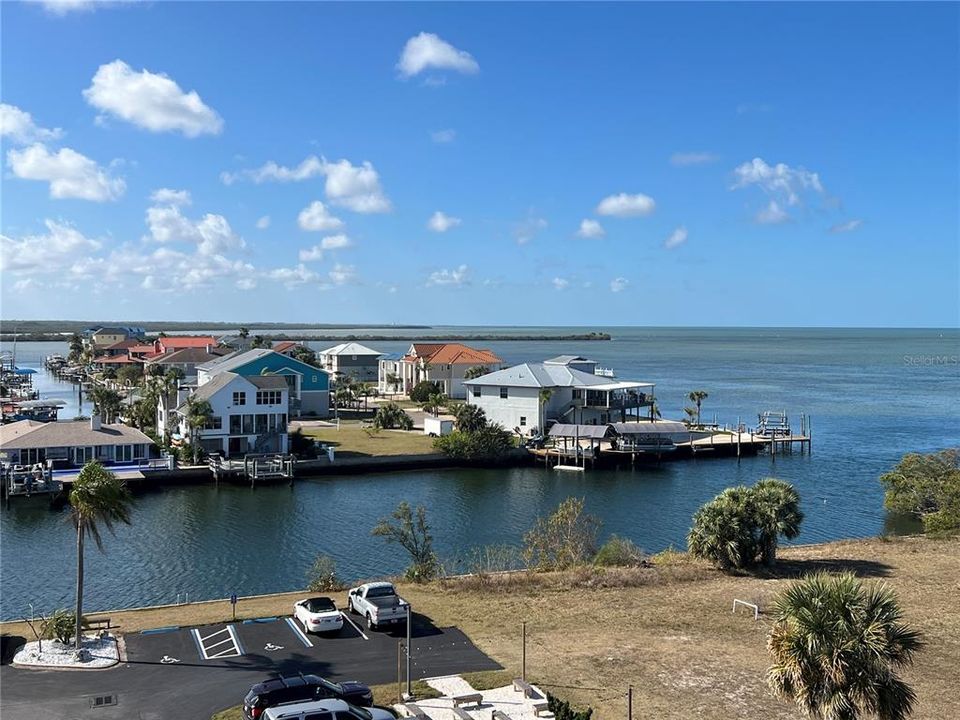 For Sale: $199,900 (1 beds, 1 baths, 733 Square Feet)