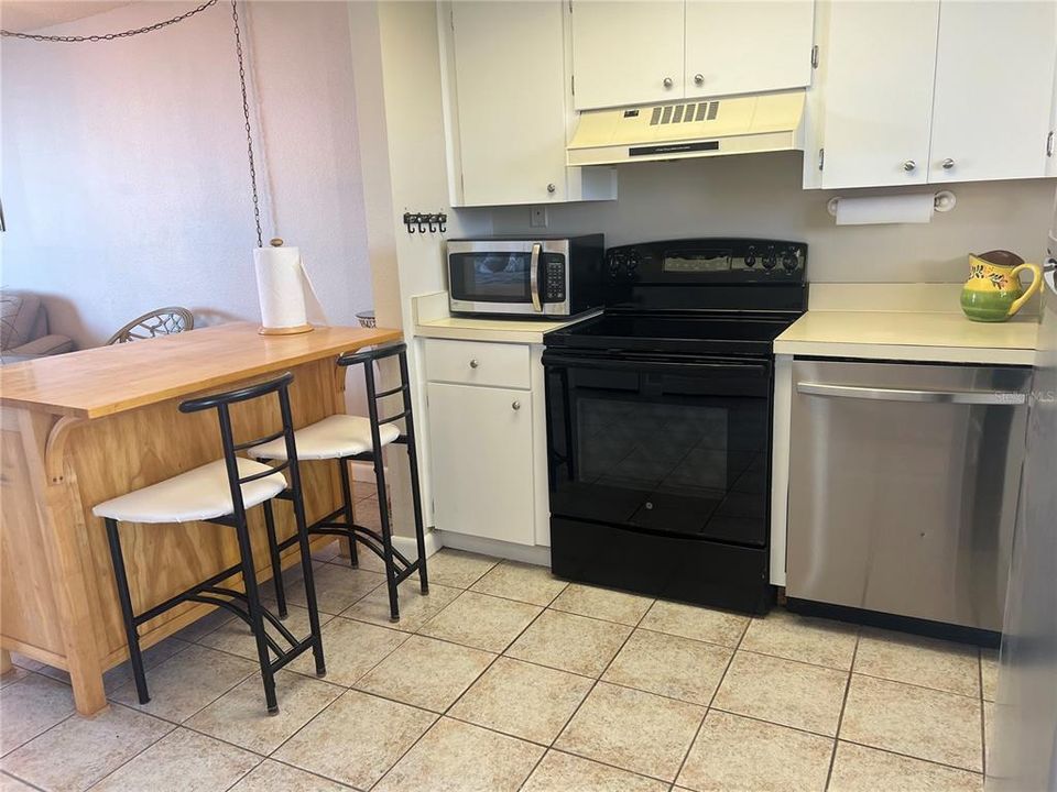 For Sale: $224,900 (1 beds, 1 baths, 733 Square Feet)