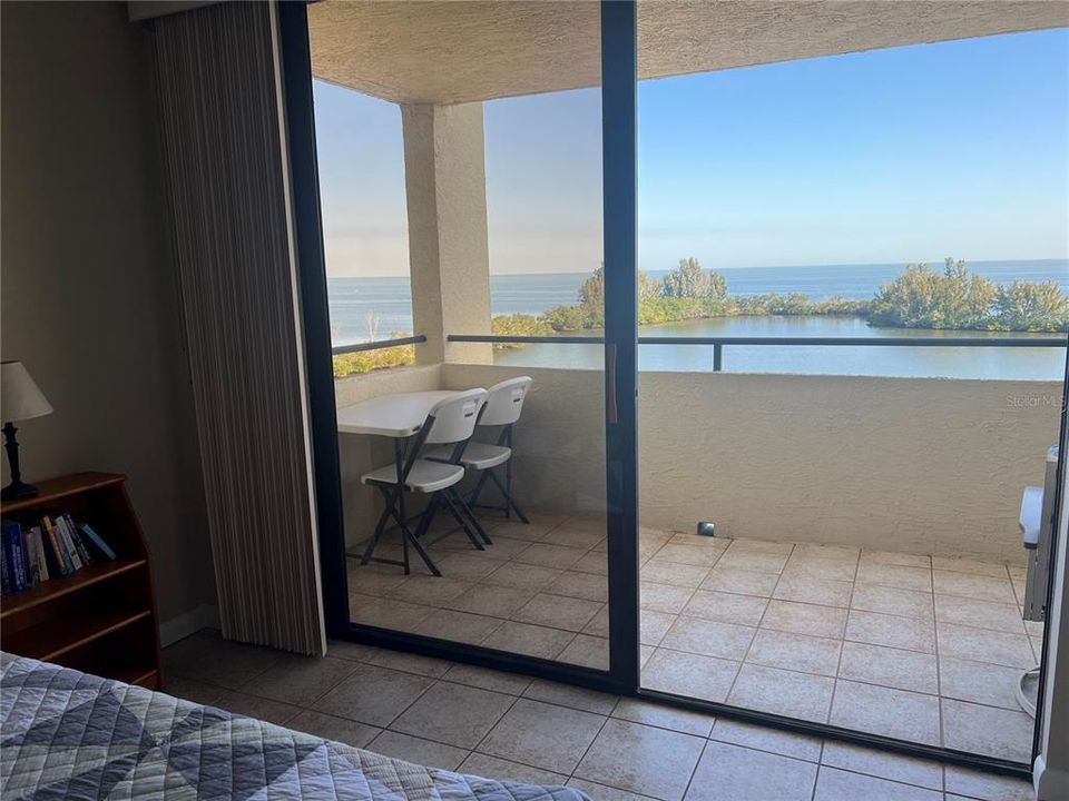 For Sale: $224,900 (1 beds, 1 baths, 733 Square Feet)