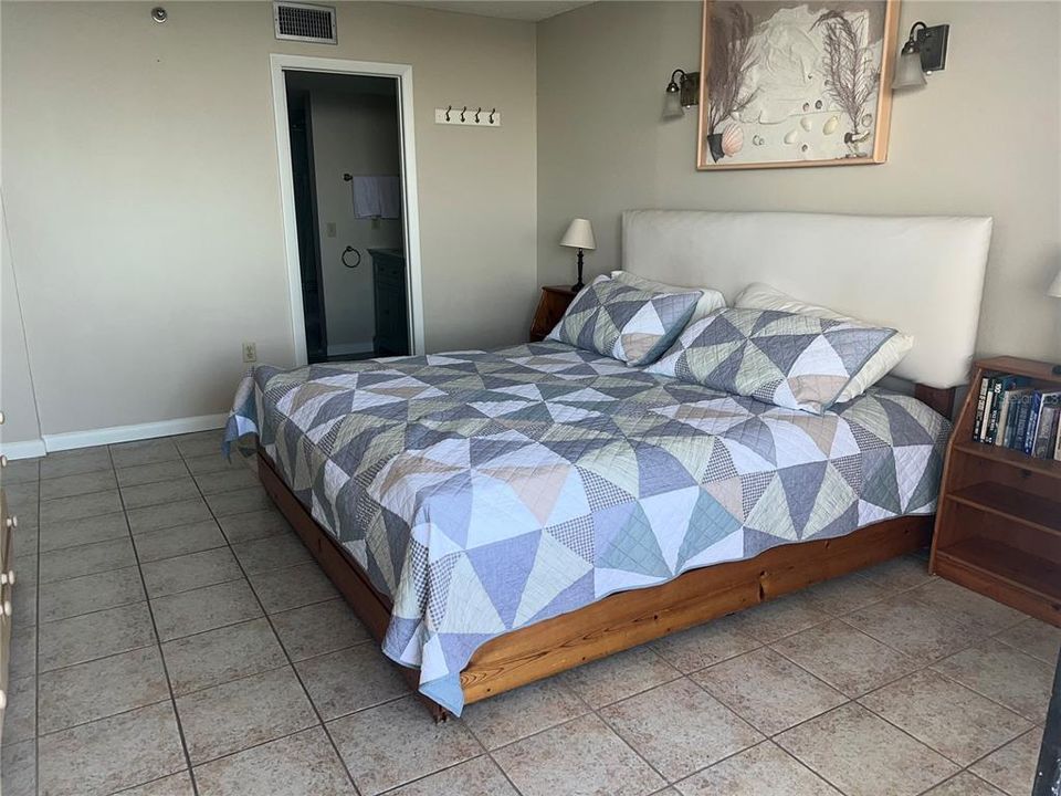 For Sale: $224,900 (1 beds, 1 baths, 733 Square Feet)