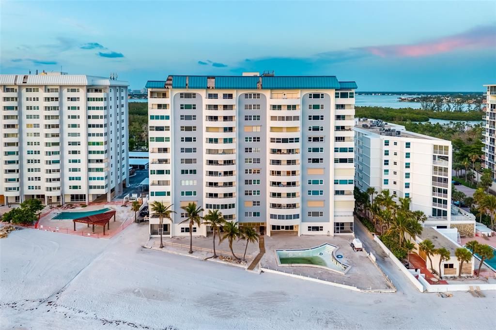 Active With Contract: $1,400,000 (2 beds, 2 baths, 1364 Square Feet)