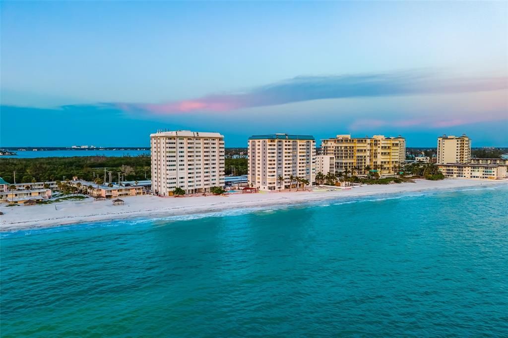 Active With Contract: $1,400,000 (2 beds, 2 baths, 1364 Square Feet)