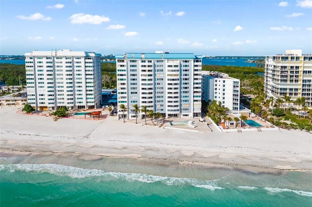 Active With Contract: $1,400,000 (2 beds, 2 baths, 1364 Square Feet)