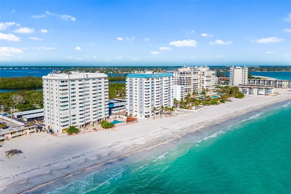 Active With Contract: $1,400,000 (2 beds, 2 baths, 1364 Square Feet)