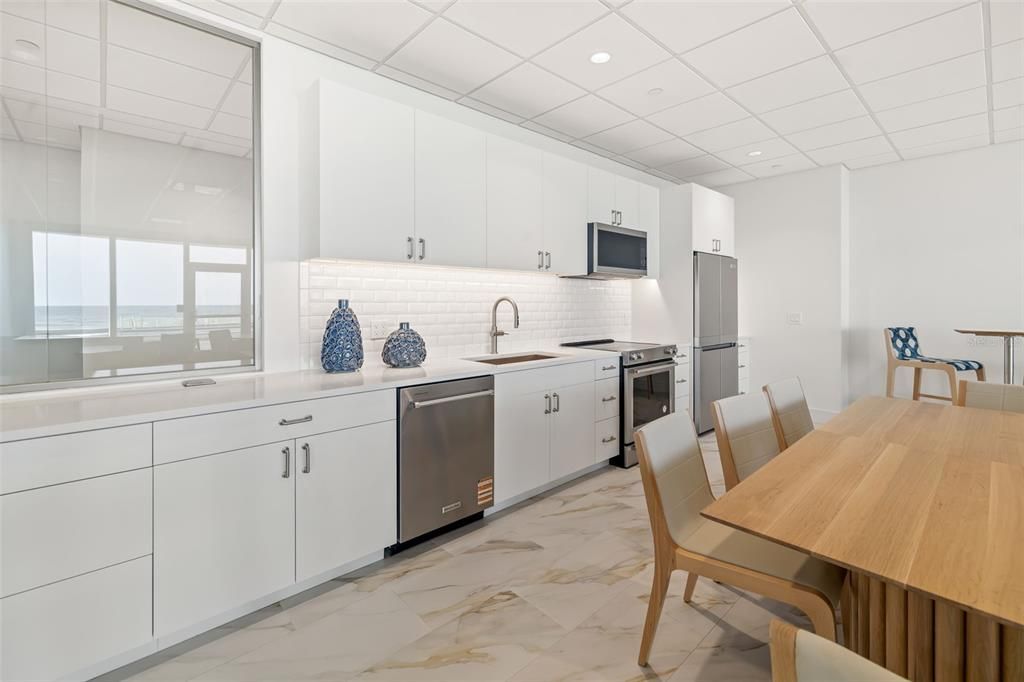 Active With Contract: $1,400,000 (2 beds, 2 baths, 1364 Square Feet)