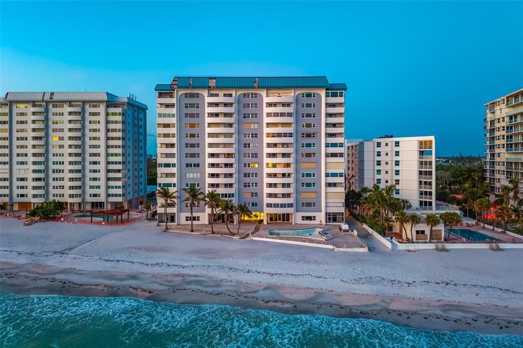 Active With Contract: $1,400,000 (2 beds, 2 baths, 1364 Square Feet)