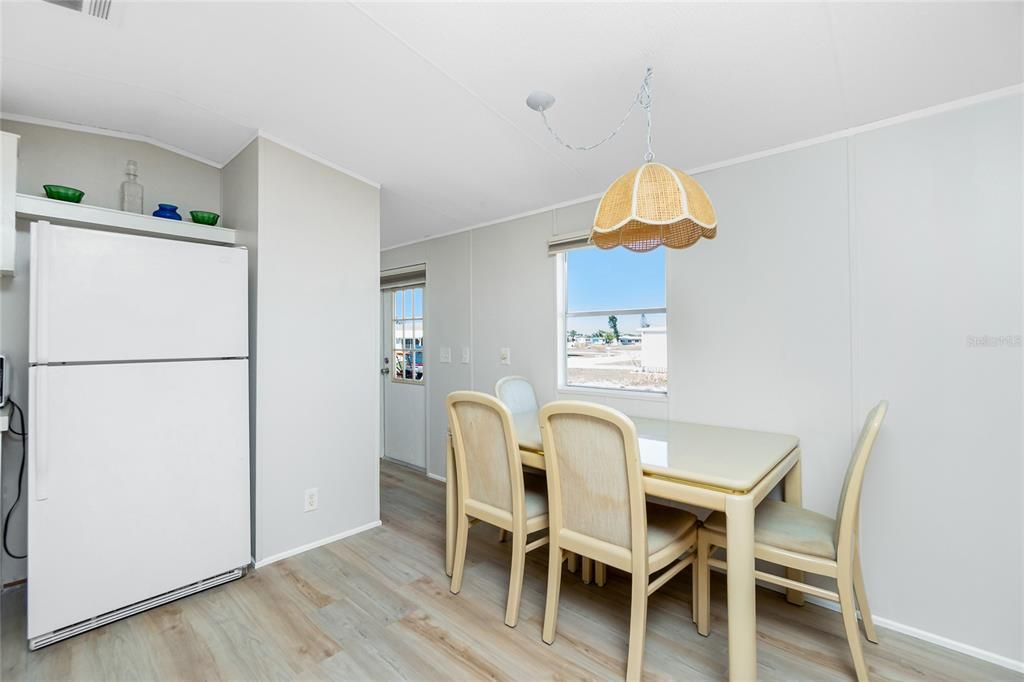 На продажу: $139,000 (2 спален, 2 ванн, 924 Квадратных фут)