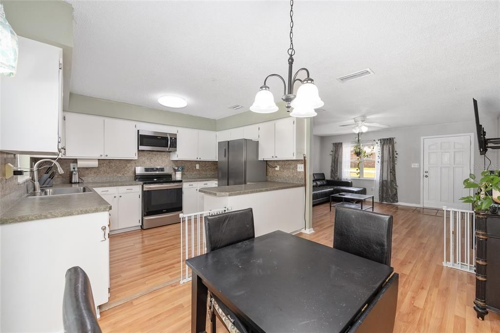 Active With Contract: $219,900 (3 beds, 2 baths, 1176 Square Feet)