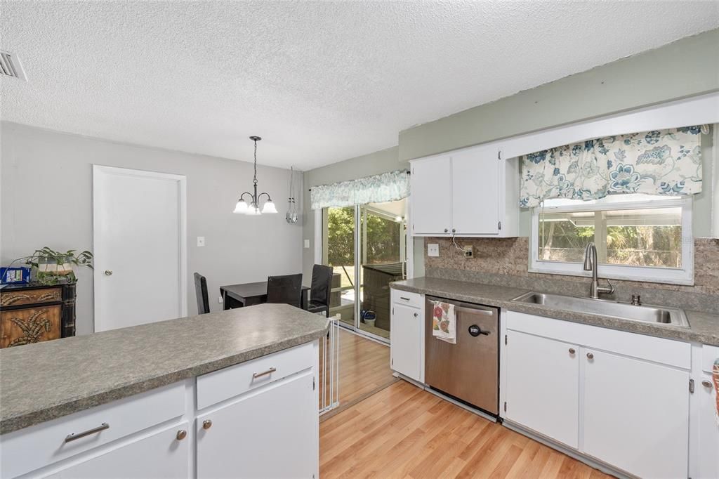 Active With Contract: $219,900 (3 beds, 2 baths, 1176 Square Feet)