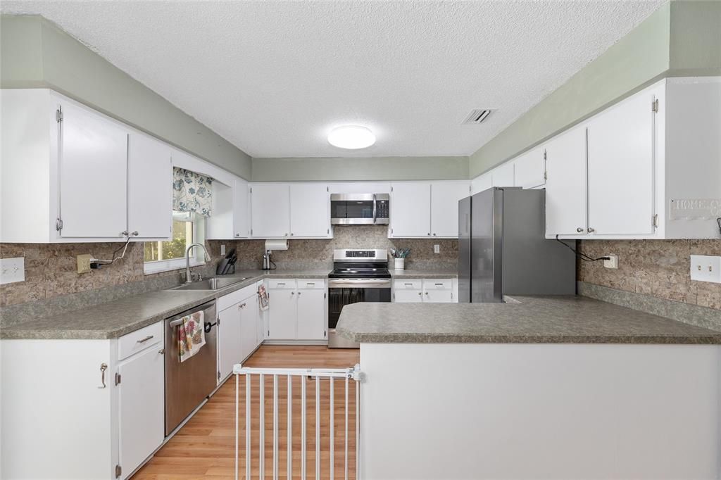 Active With Contract: $219,900 (3 beds, 2 baths, 1176 Square Feet)