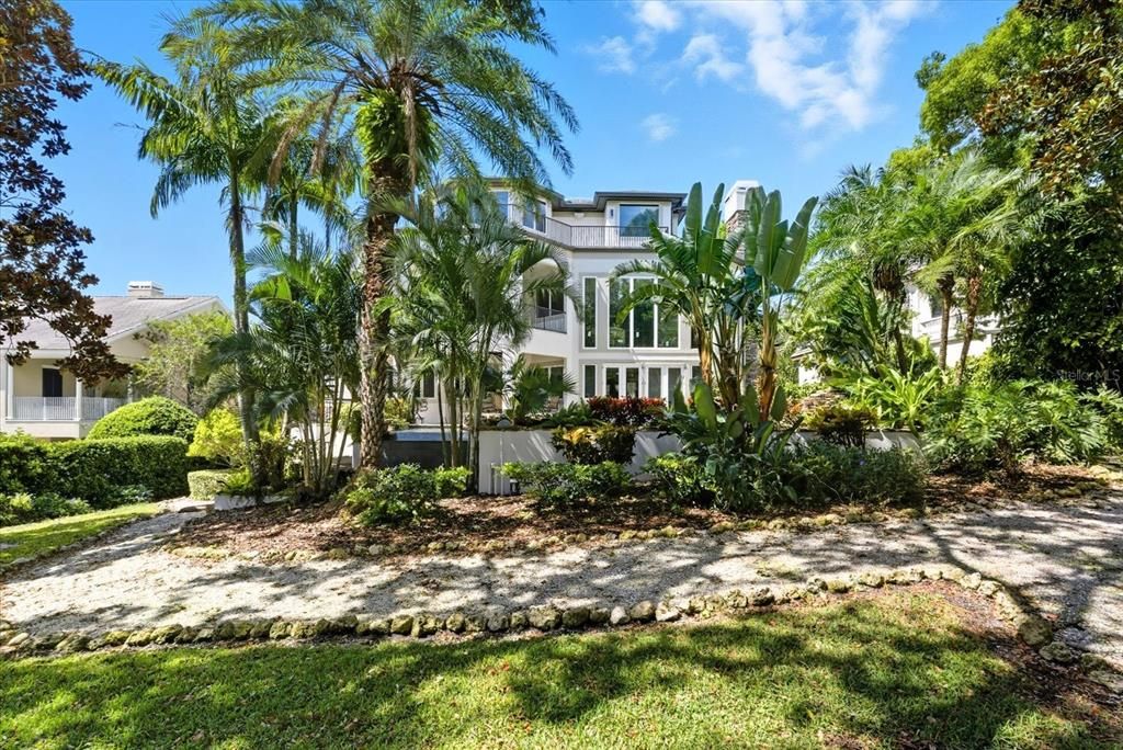 For Sale: $3,900,000 (5 beds, 7 baths, 9100 Square Feet)