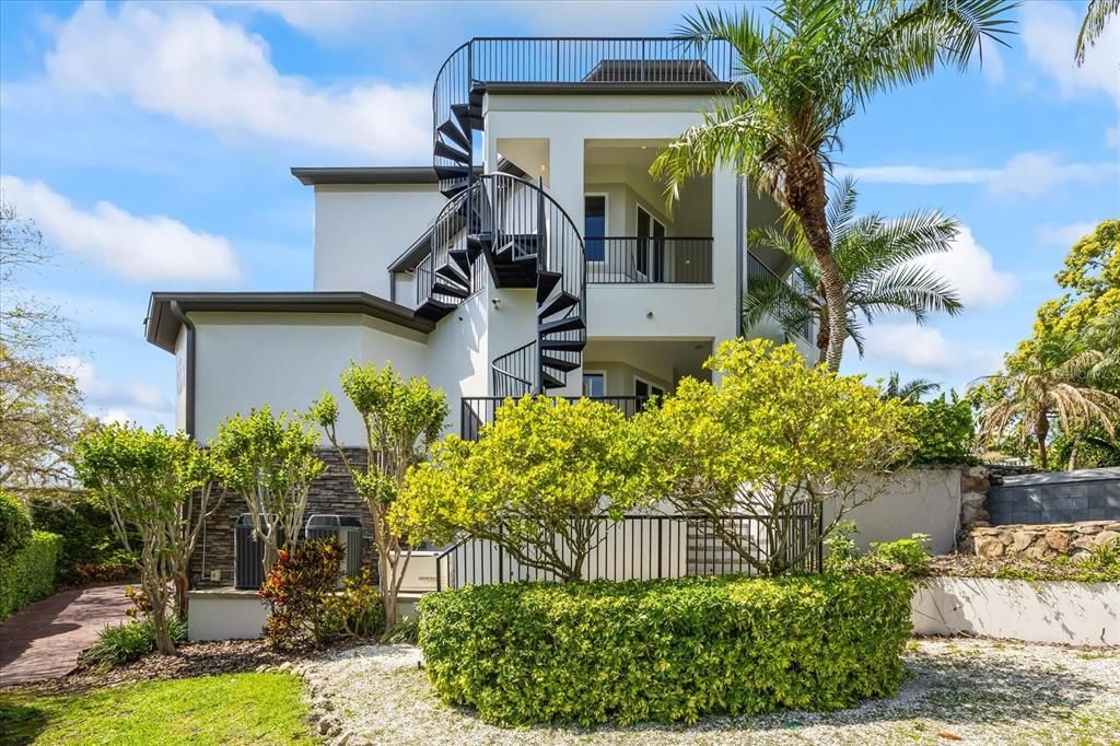 For Sale: $3,900,000 (5 beds, 7 baths, 9100 Square Feet)