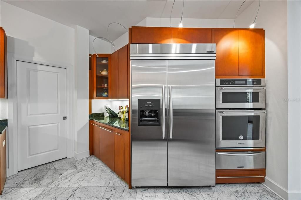 For Sale: $3,900,000 (5 beds, 7 baths, 9100 Square Feet)