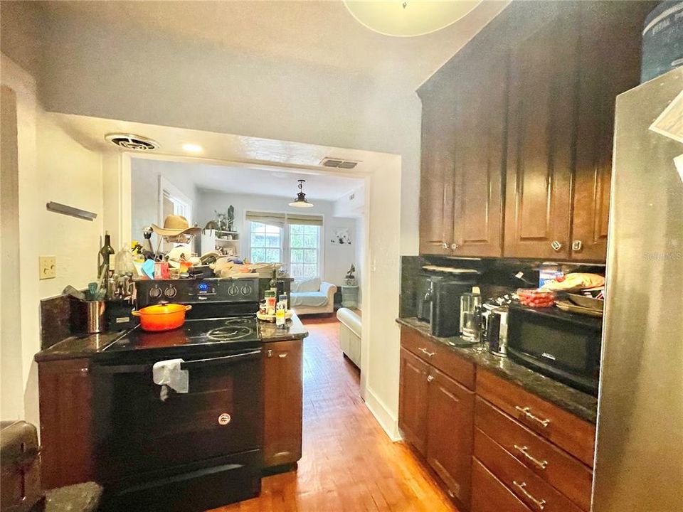 На продажу: $364,900 (4 спален, 0 ванн, 1958 Квадратных фут)