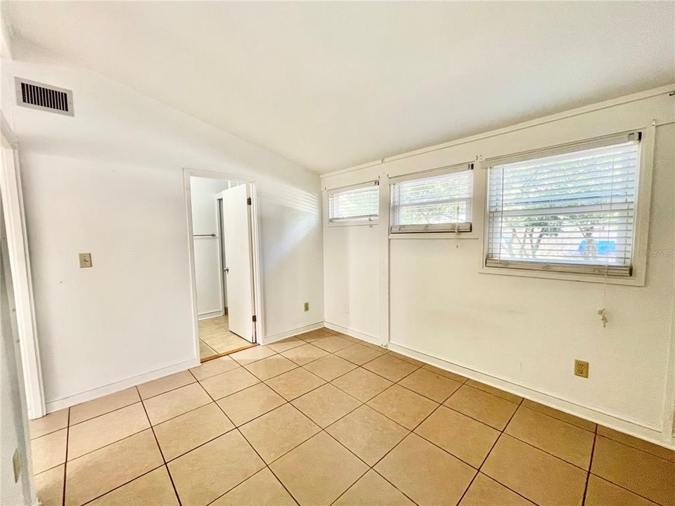 На продажу: $364,900 (4 спален, 0 ванн, 1958 Квадратных фут)