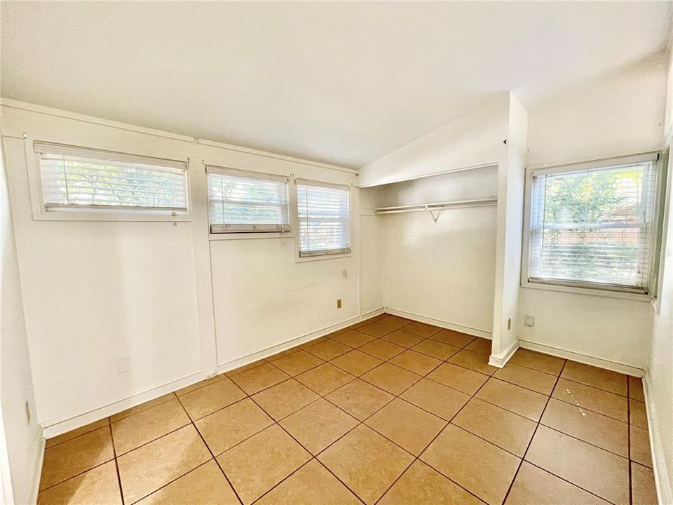 На продажу: $364,900 (4 спален, 0 ванн, 1958 Квадратных фут)