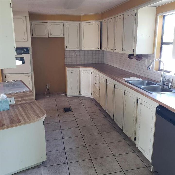 For Sale: $114,900 (2 beds, 2 baths, 1425 Square Feet)