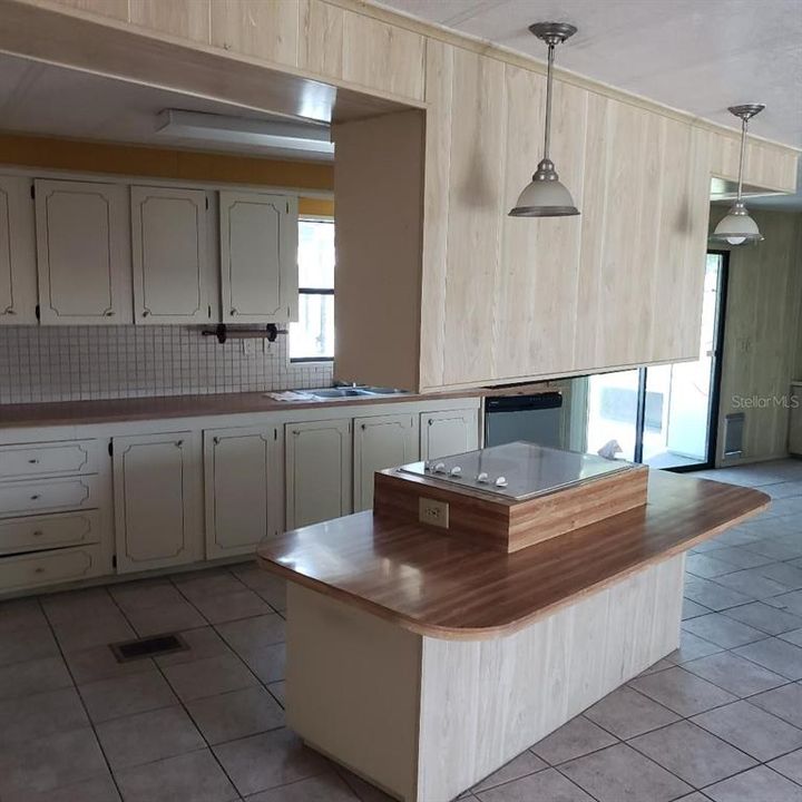 For Sale: $114,900 (2 beds, 2 baths, 1425 Square Feet)